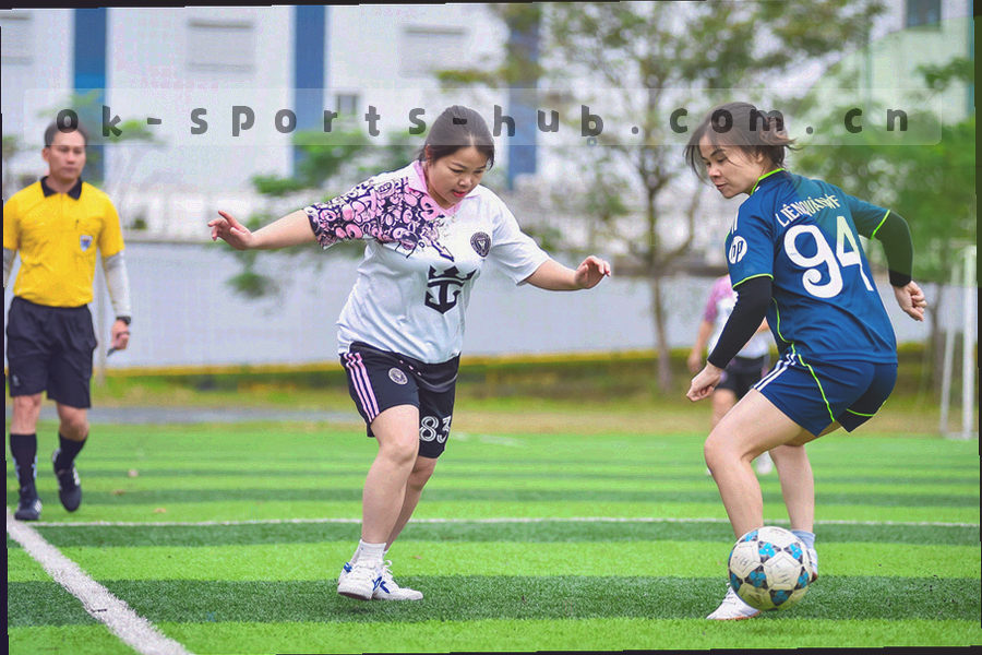 版本节点、栏目标签与更新日志式索引排列的抽象界面示意